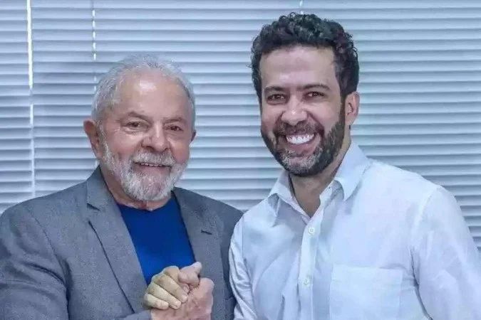 André Janones grava vídeo anunciando marco de inscritos