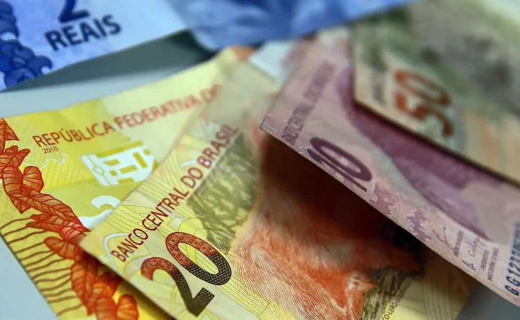Prédio do Banco Central e gráfico de inflação