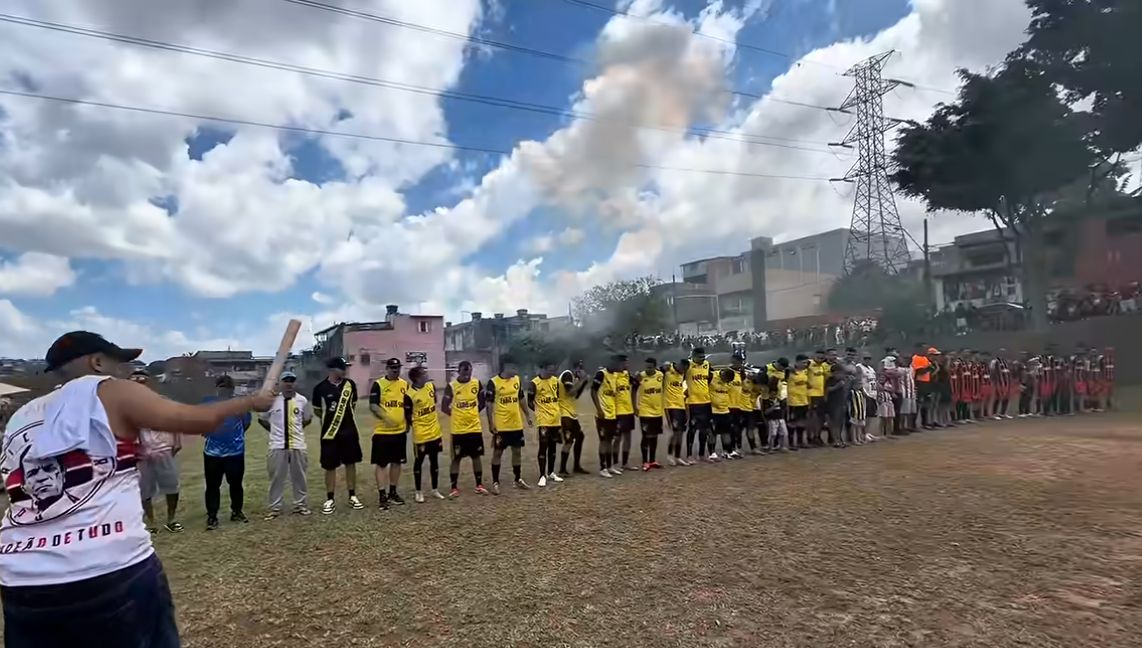 Jogadores do Explode comemorando o título da quarta Copa Joe do Campinho, em Poá