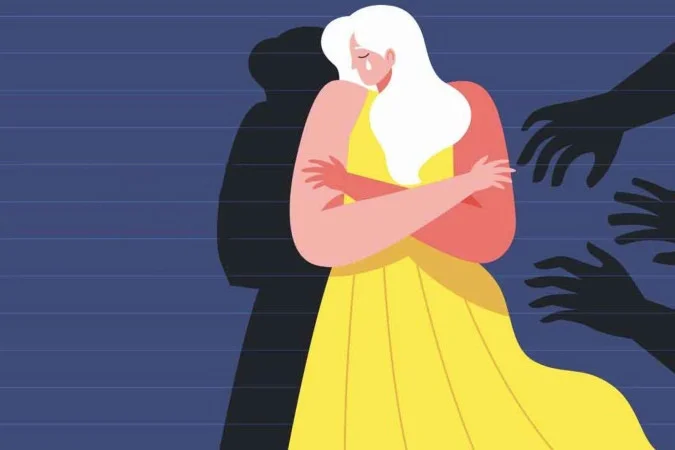 mulher olhando para trás em rua