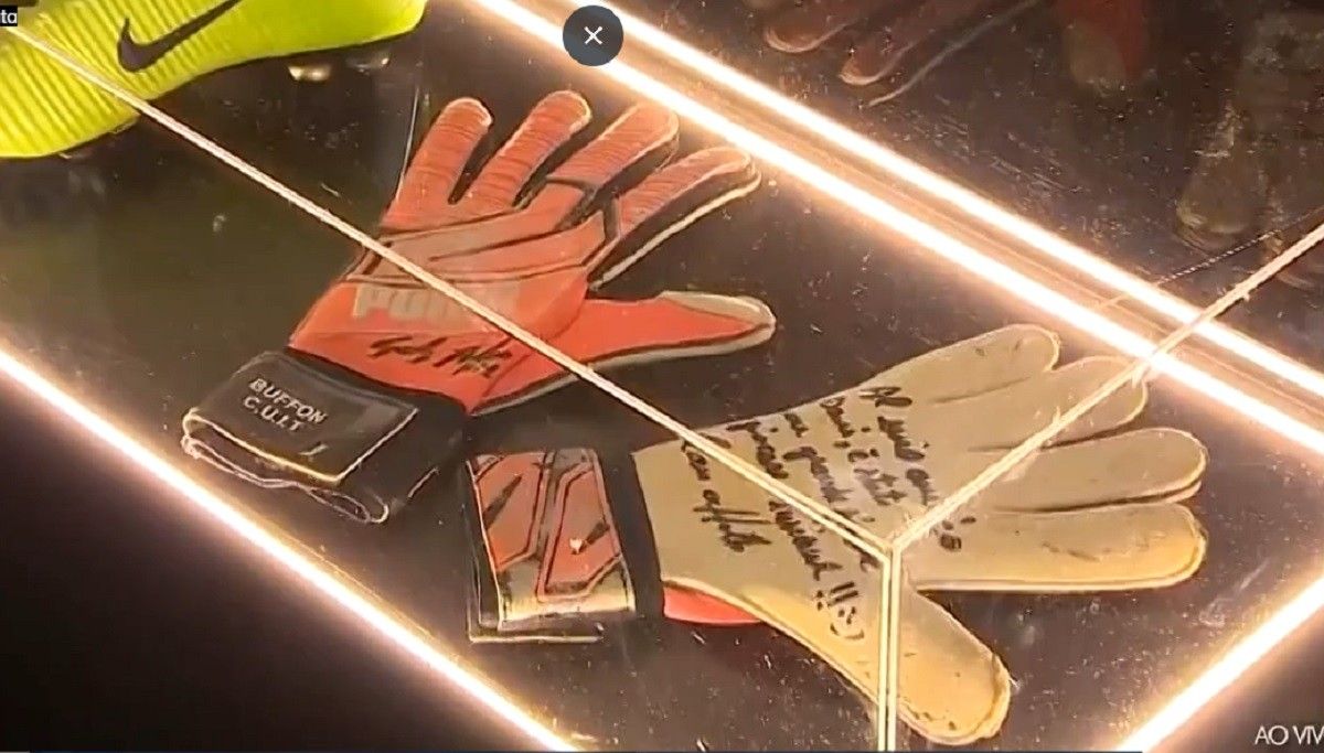 luvas autografadas de Buffon e camisas de Danilo em vitrine da exposição
