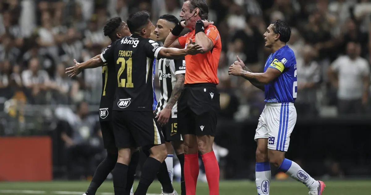 Raphael Claus mostra cartão vermelho a Villalba