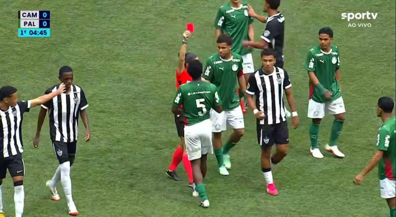 Lucas Silva expulso aos 4 minutos contra Atlético-MG