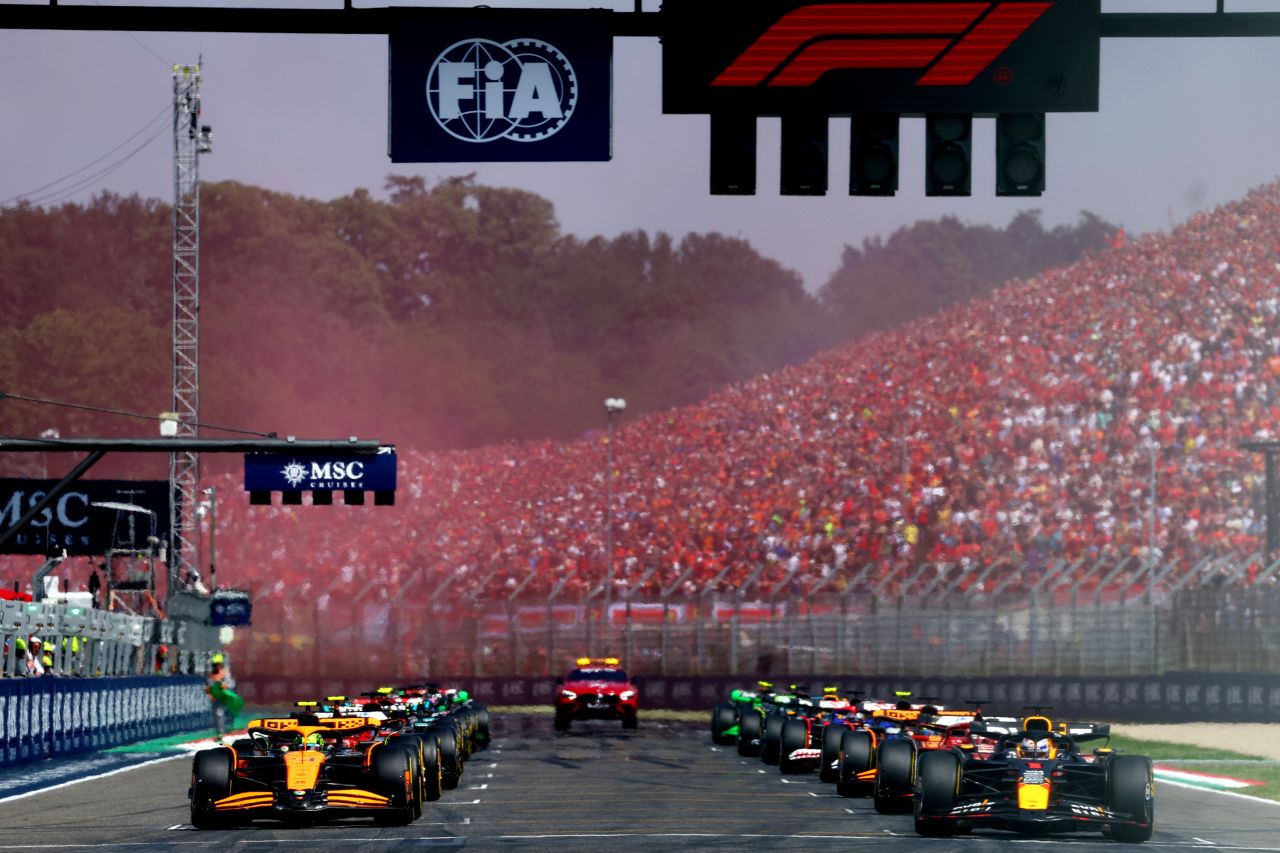 Carros de F1 no circuito de Imola
