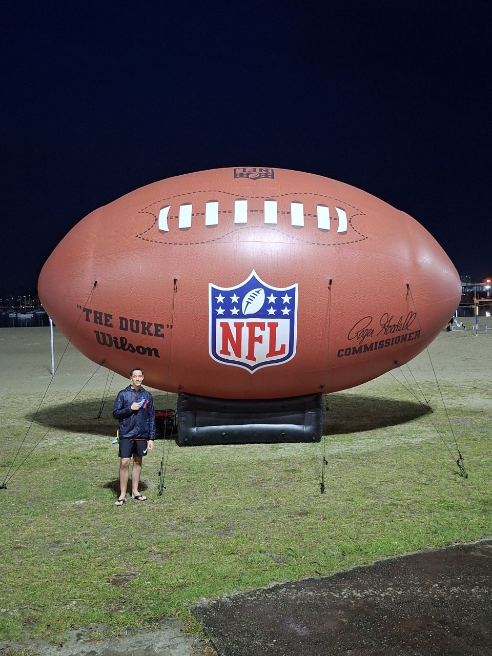 Jovem torcedor em evento da NFL no Rio