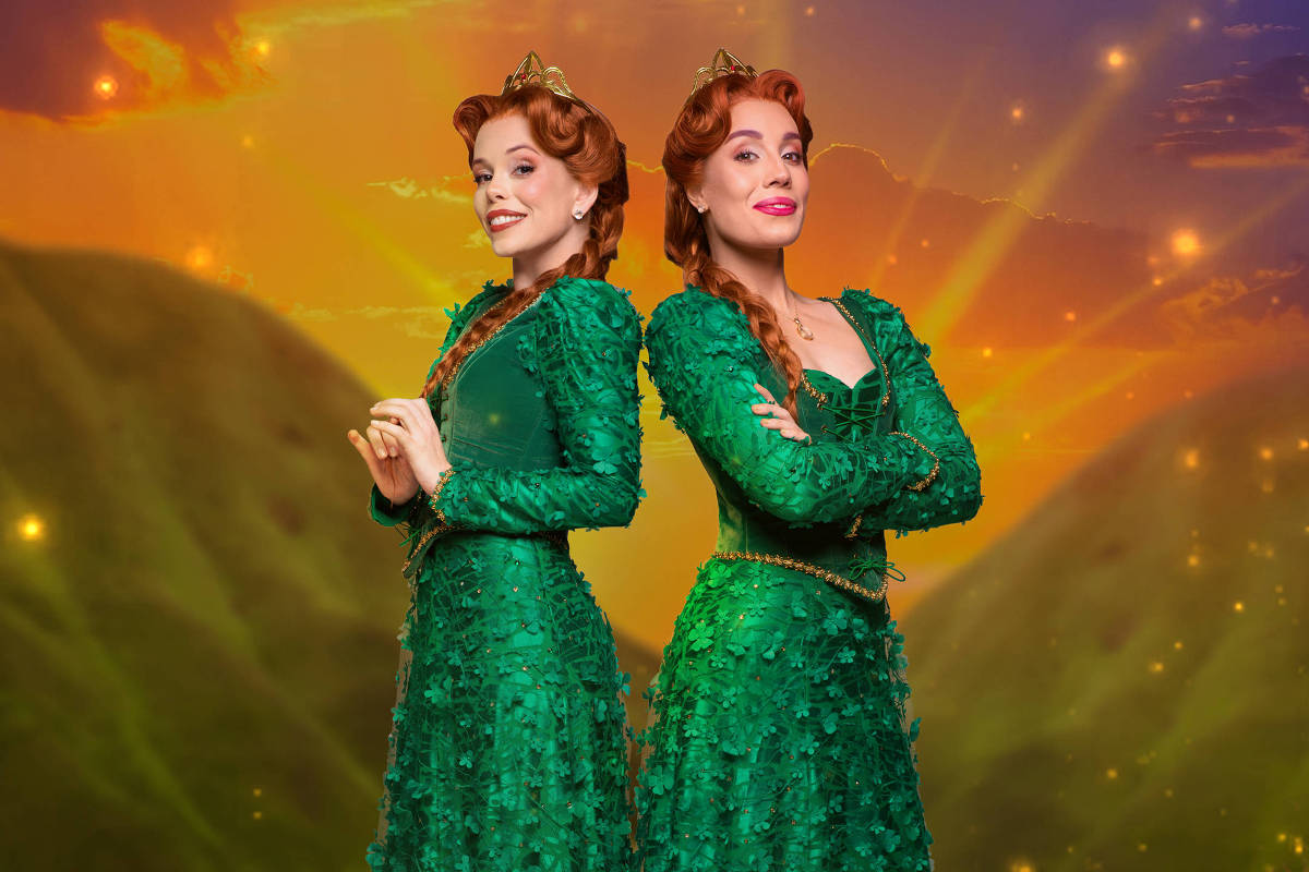 Fabi Bang e Myra Ruiz como Fiona no musical Shrek em cena