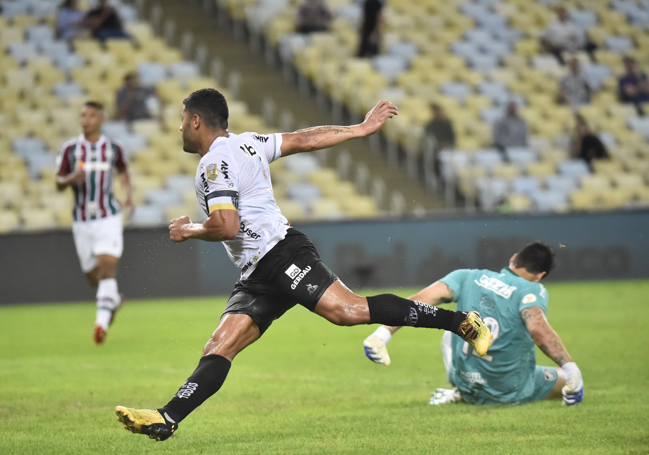 Hulk e Fabio em campo