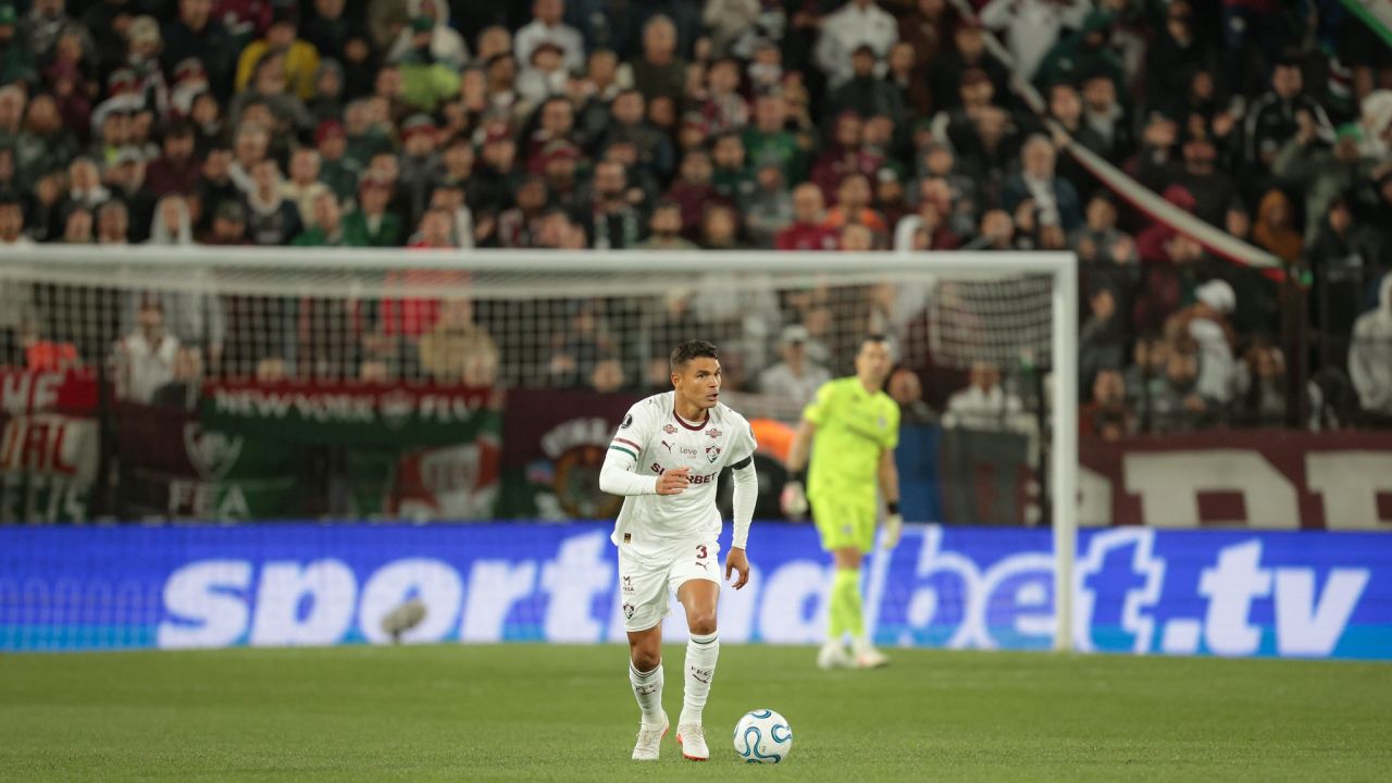 Fábio entre jogadores do Fluminense durante partida