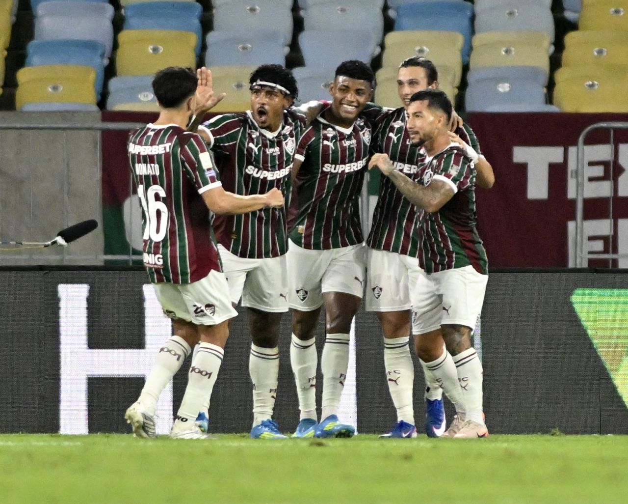 Jogadores do Fluminense comemoram gol contra o São Paulo