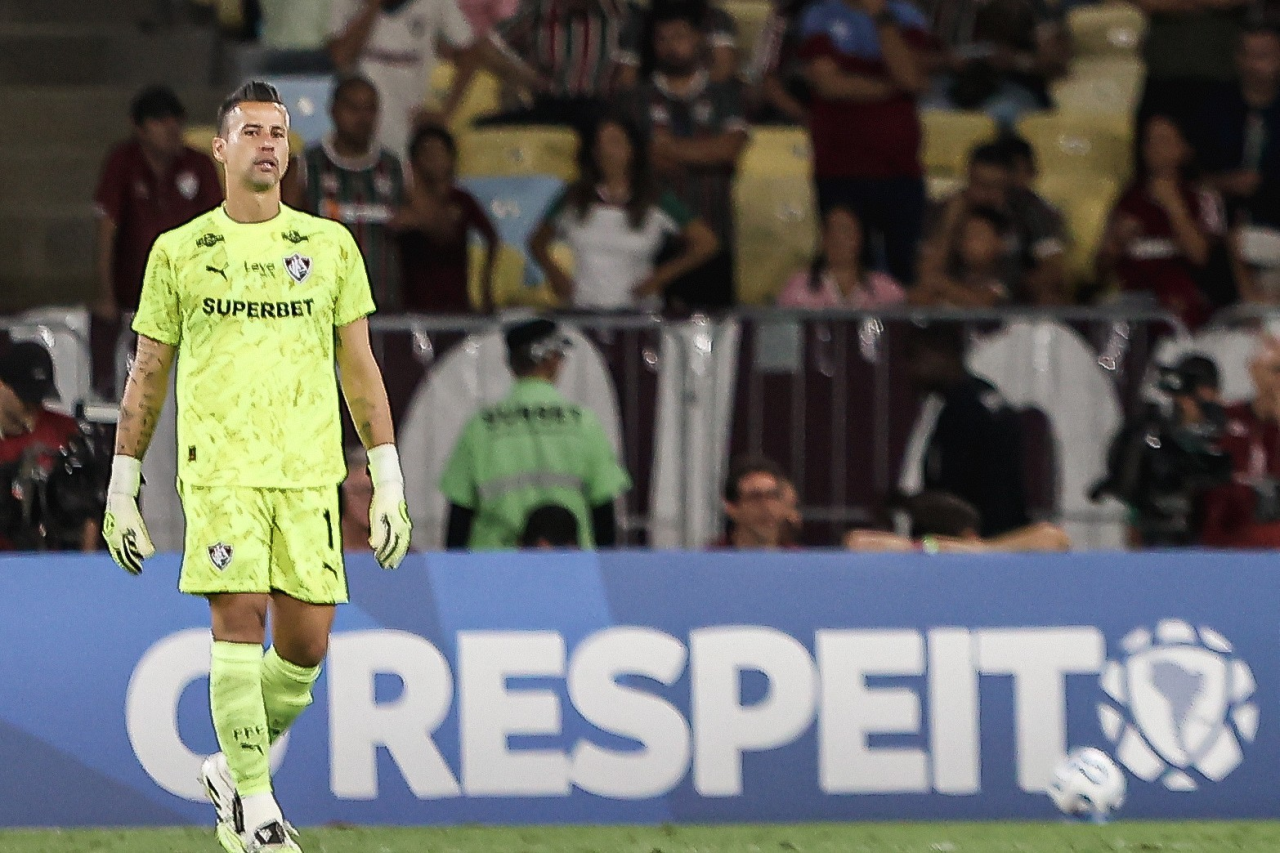 Fábio defendendo a meta pelo Fluminense