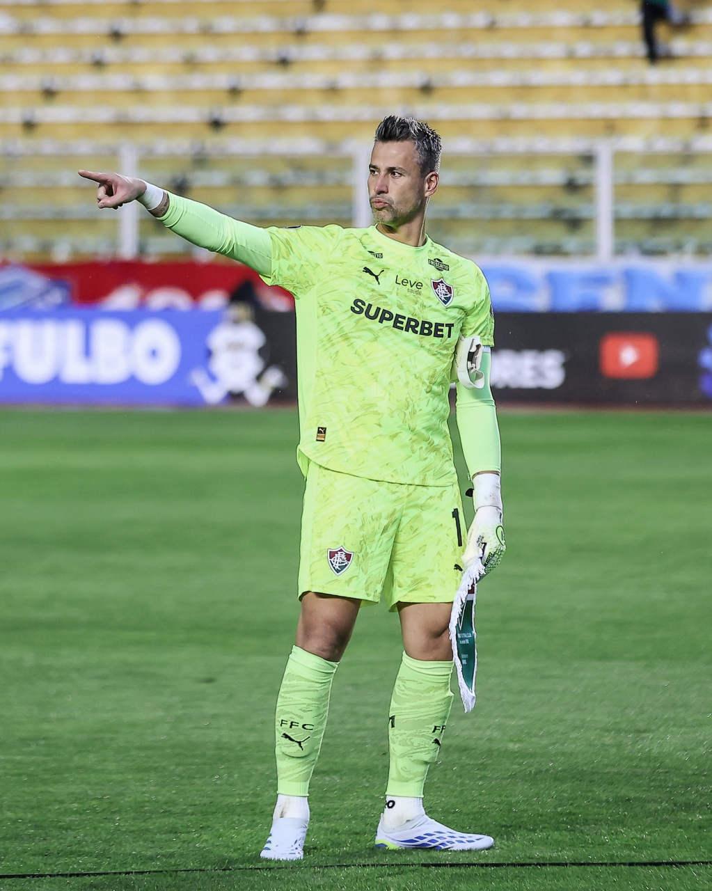 Goleiro Fábio em ação com a camisa do Fluminense