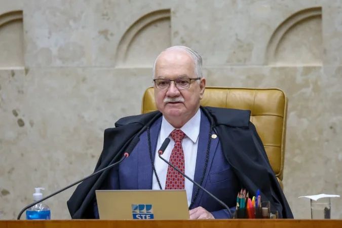Edson Fachin e Davi Alcolumbre conversam em gabinete