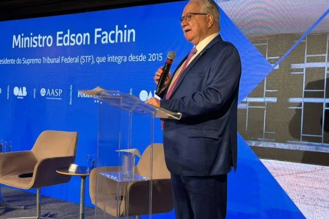 Edson Fachin discursa em evento de comunicação