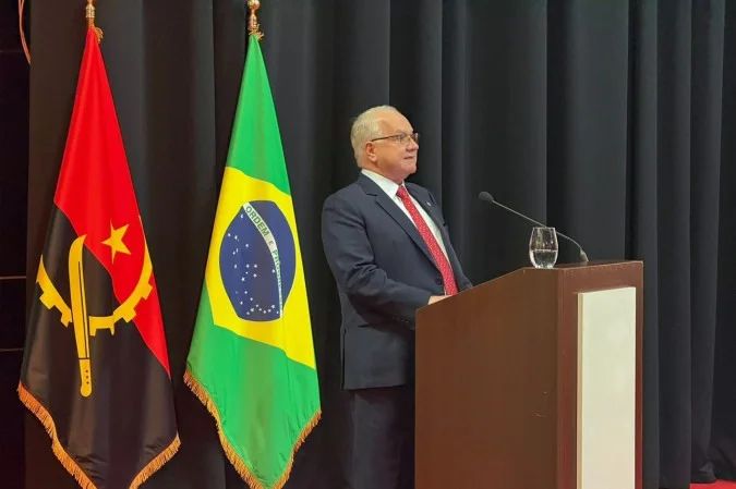 Ministro Edson Fachin discursando em auditório em Luanda