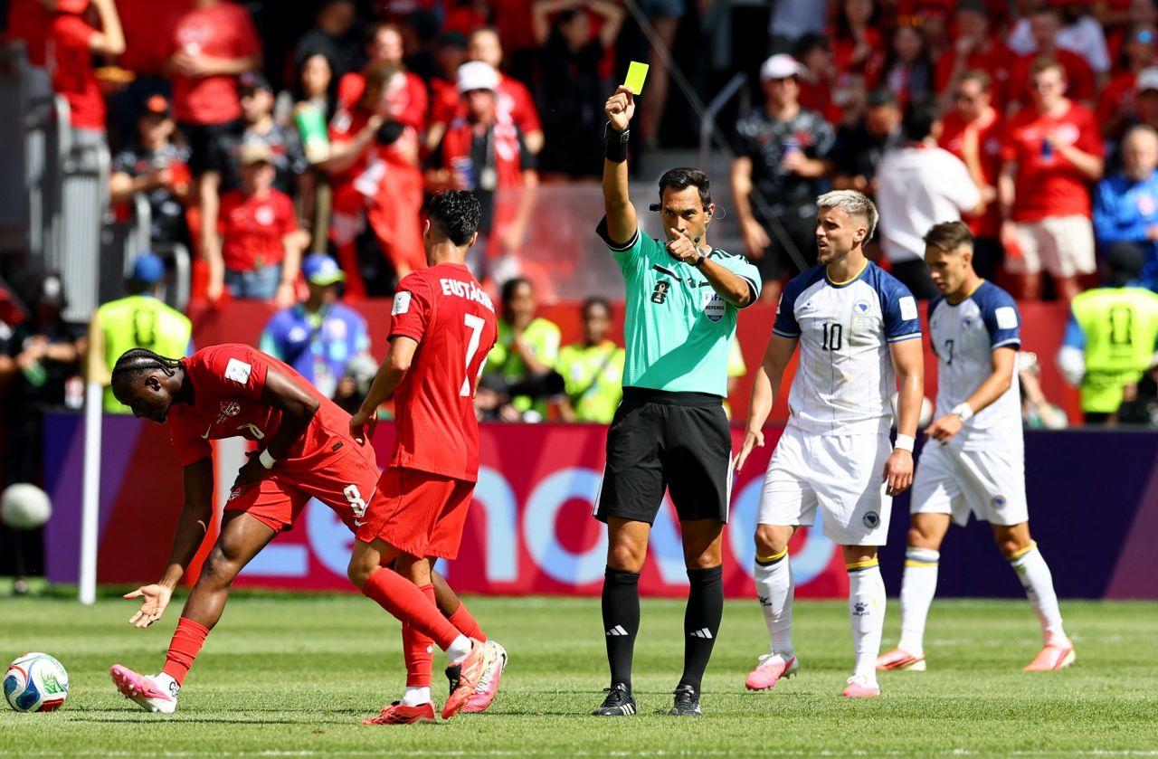 Facundo Tello apitando em partida internacional