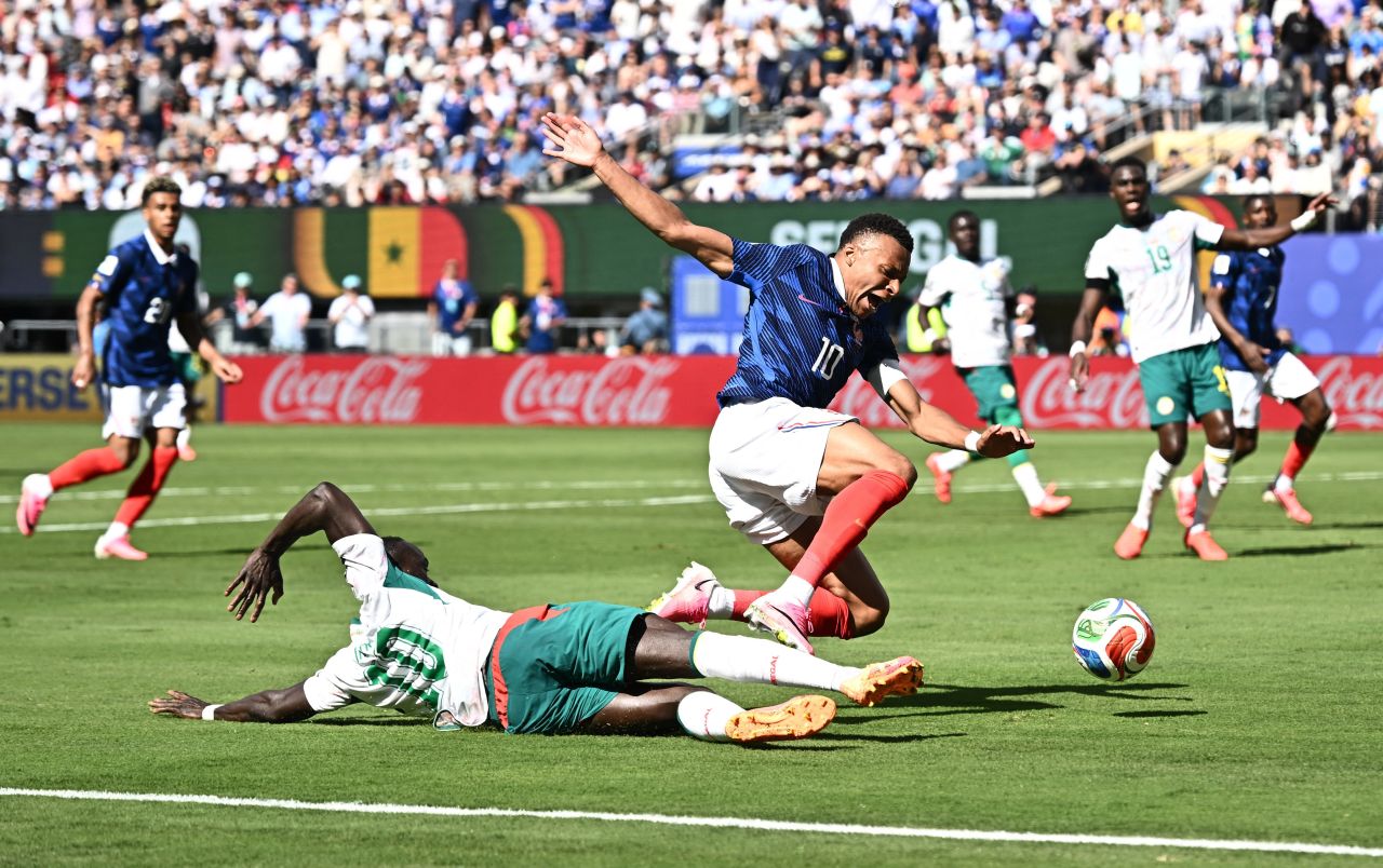 Mbappé reclamando com o árbitro após revisão do VAR