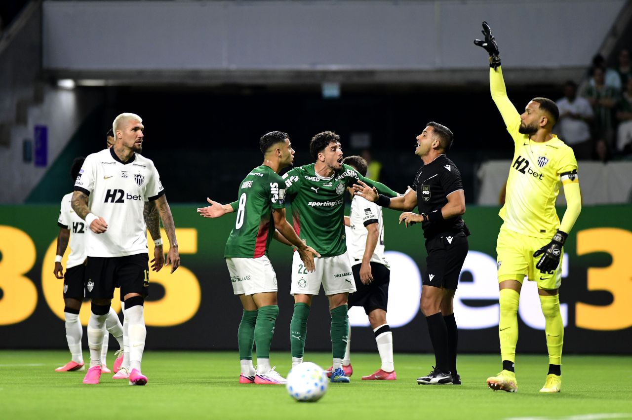 Jogadores do Palmeiras durante partida contra o Atlético-MG