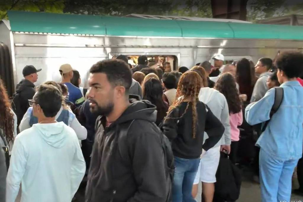 Composição da linha 9-Esmeralda em estação