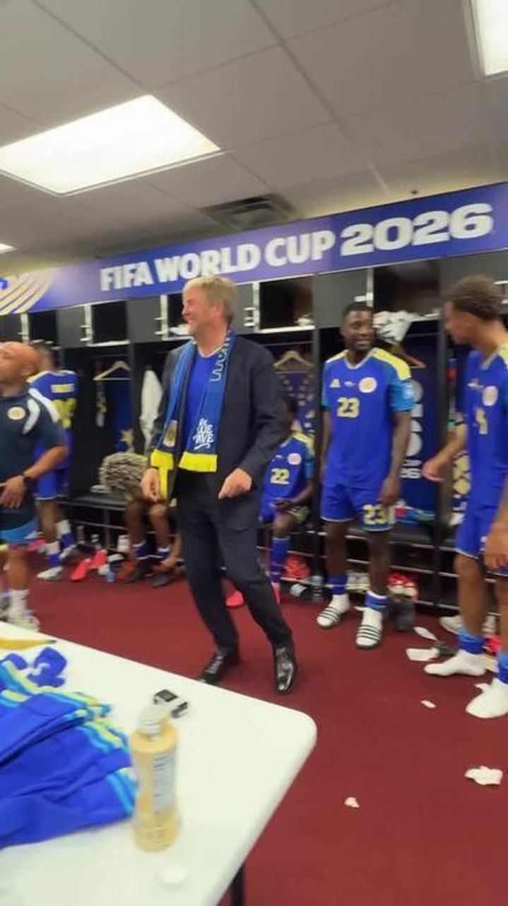 Rei e rainha dançam com jogadores de Curaçao no vestiário