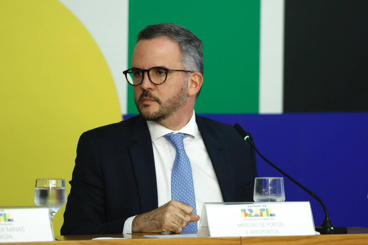 Terminal portuário e contêineres no cais do porto de Santos