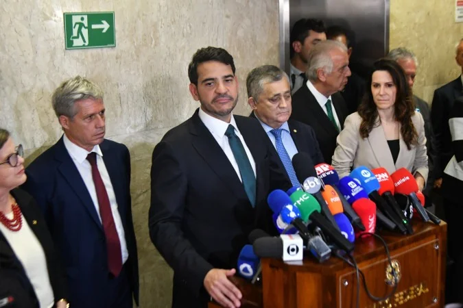 Jorge Messias durante sessão no Senado