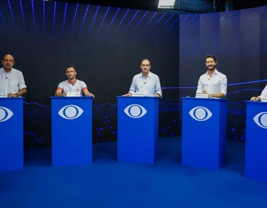 Candidatos durante debate na Band em Minas Gerais