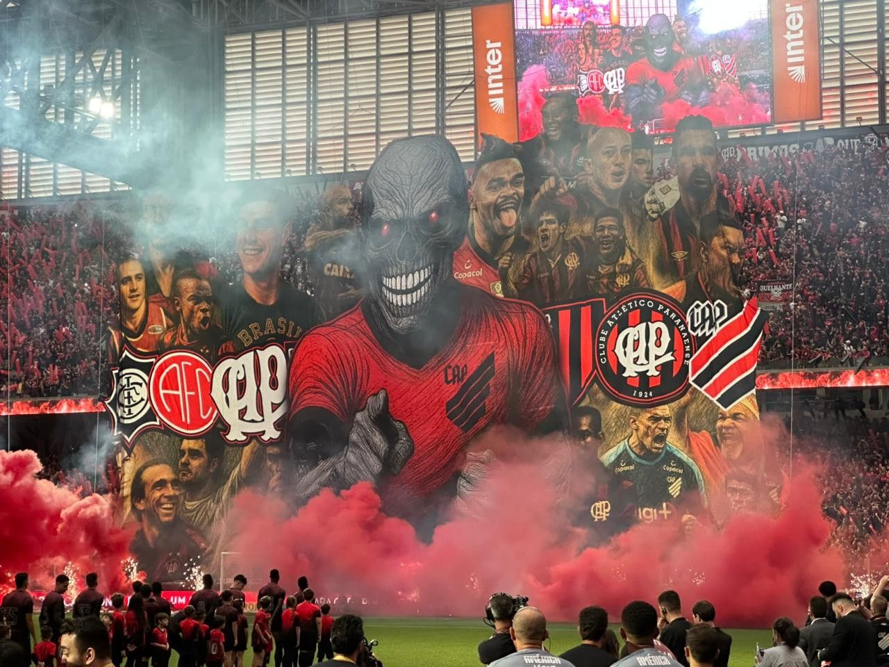 Jogadores disputando bola em partida do Brasileirão