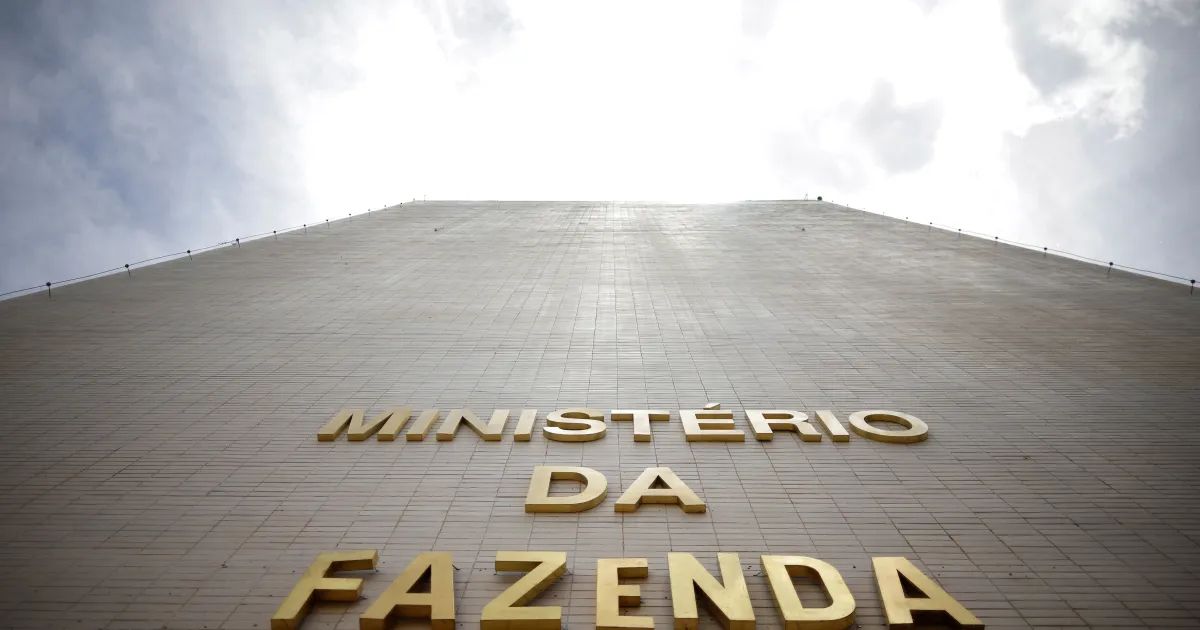Painel de preços em posto de combustível