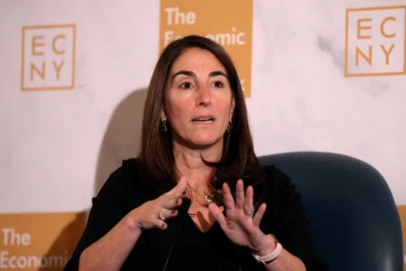 Beth Hammack durante discurso sobre inflação e riscos financeiros