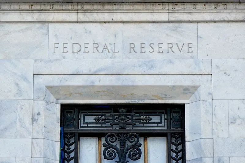 Gráficos financeiros e prédio do Federal Reserve
