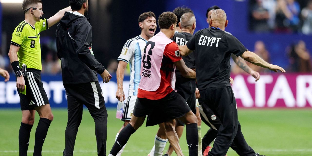 Jogadores do Egito lamentam gol anulado durante partida contra Argentina