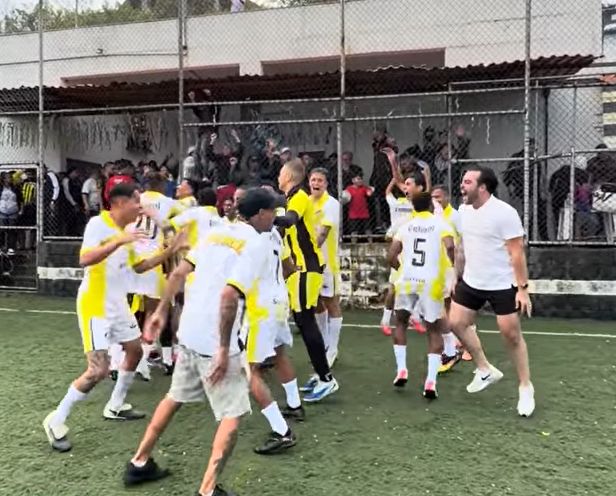 Jogadores do Felibol comemorando a classificação para a final da Copa Jsan