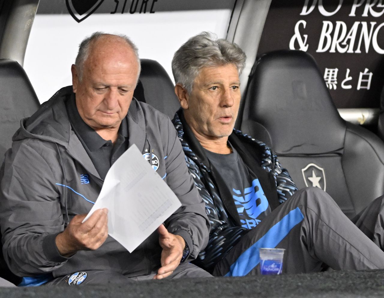 Felipão e Renato lado a lado no banco do Grêmio durante partida