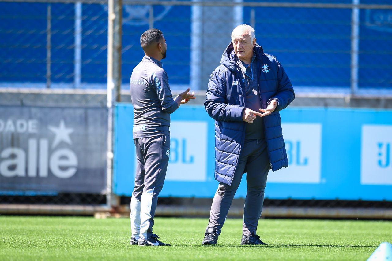 Felipão orientando treino do Grêmio