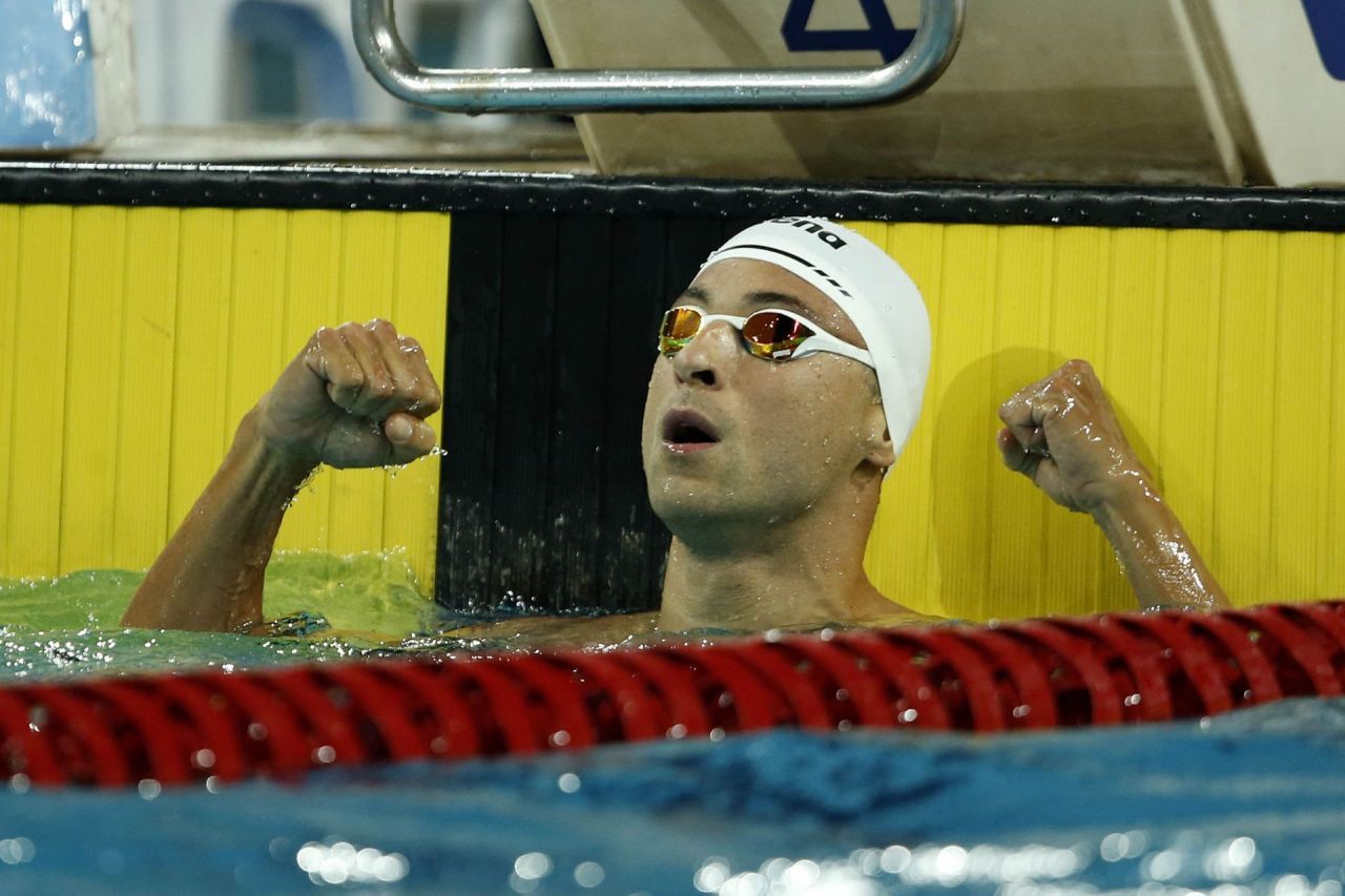 Felipe Lima treinando em piscina