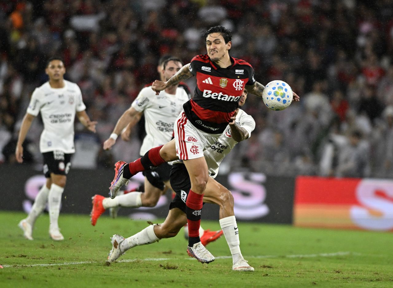 Pedro disputa lance pelo Flamengo contra o Corinthians
