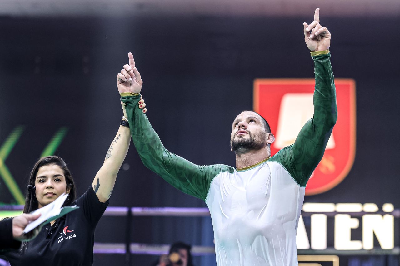 Felipe Preguiça em ação contra Nicholas Meregali