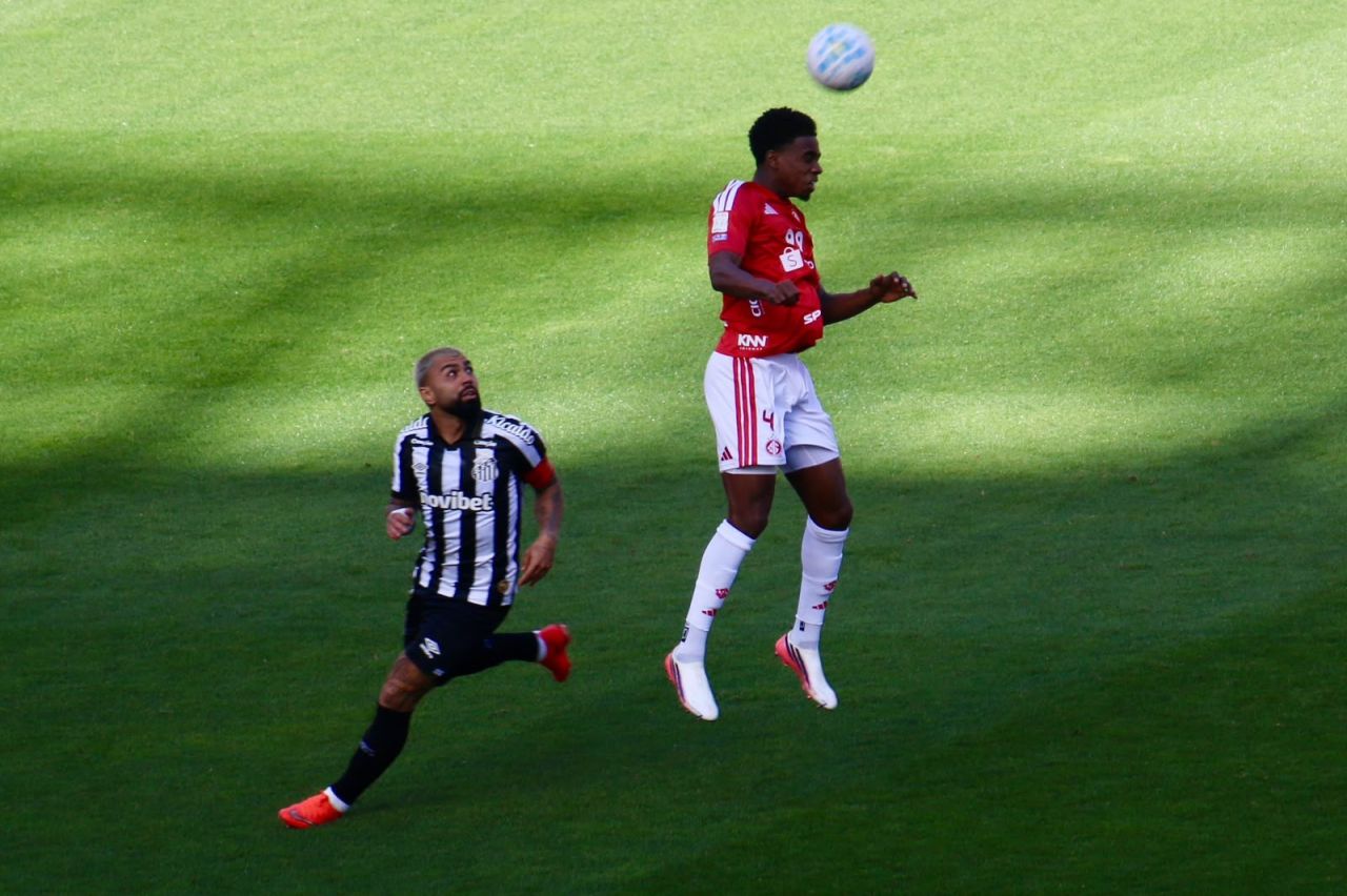 Gabigol e Félix Torres no lance que resultou no gol