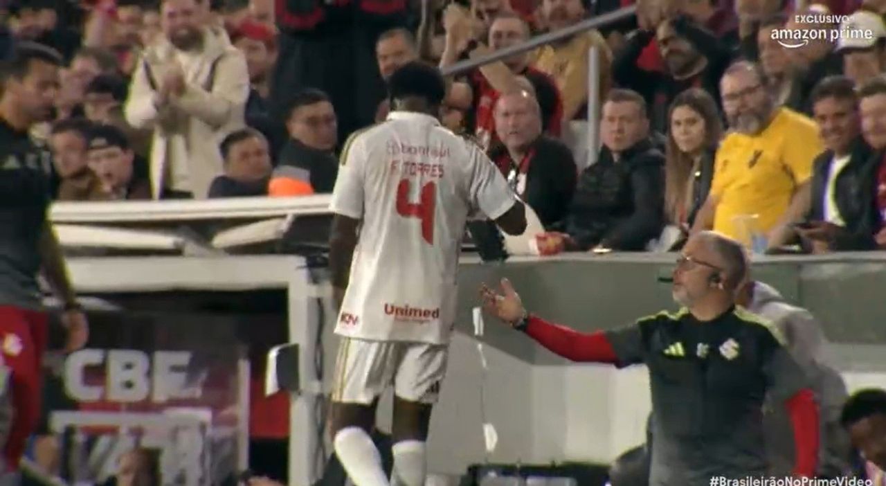 Félix Torres visivelmente irritado ao deixar o gramado