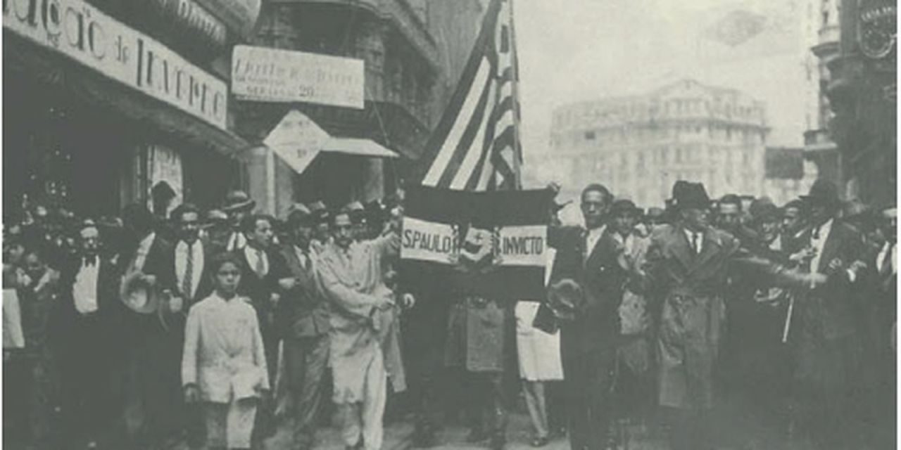 Manifestantes e tropas durante a Revolução Constitucionalista de 1932 em São Paulo