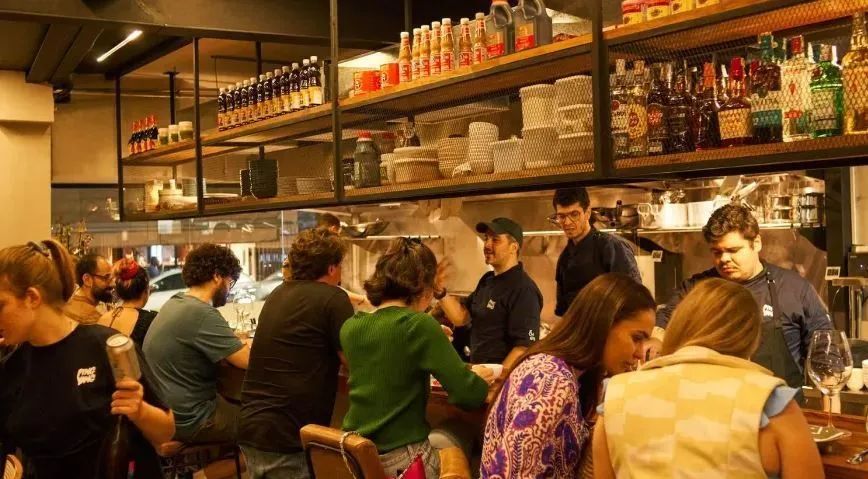 Bares e restaurantes cheios em rua de São Paulo