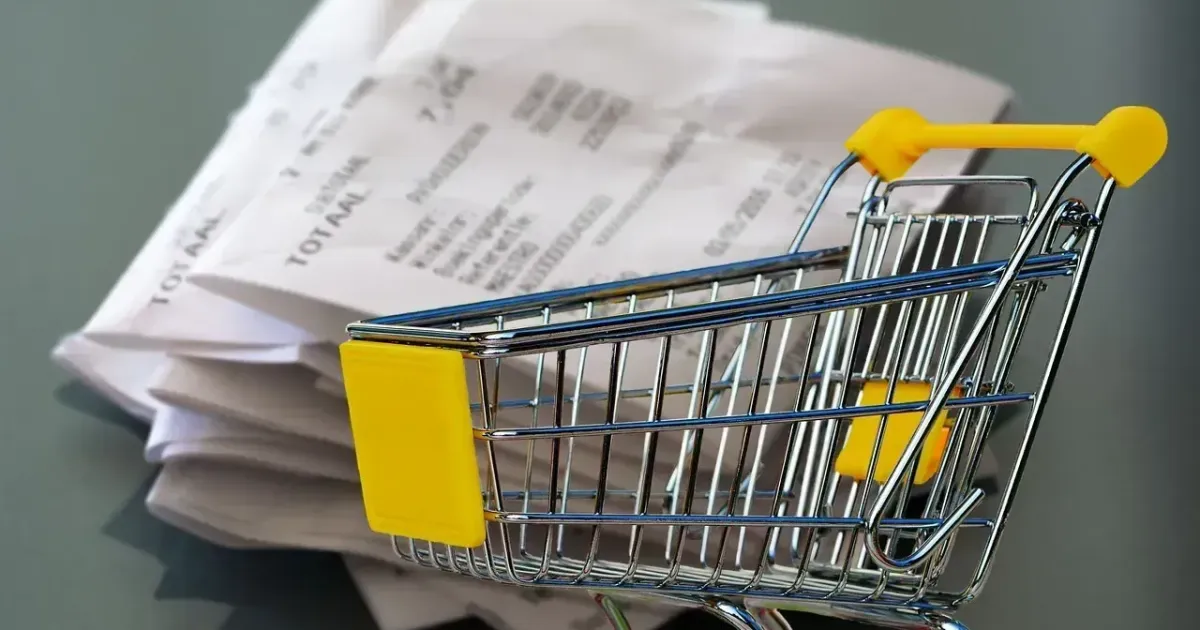 Consumidor em corredor de bebidas com itens de churrasco no carrinho