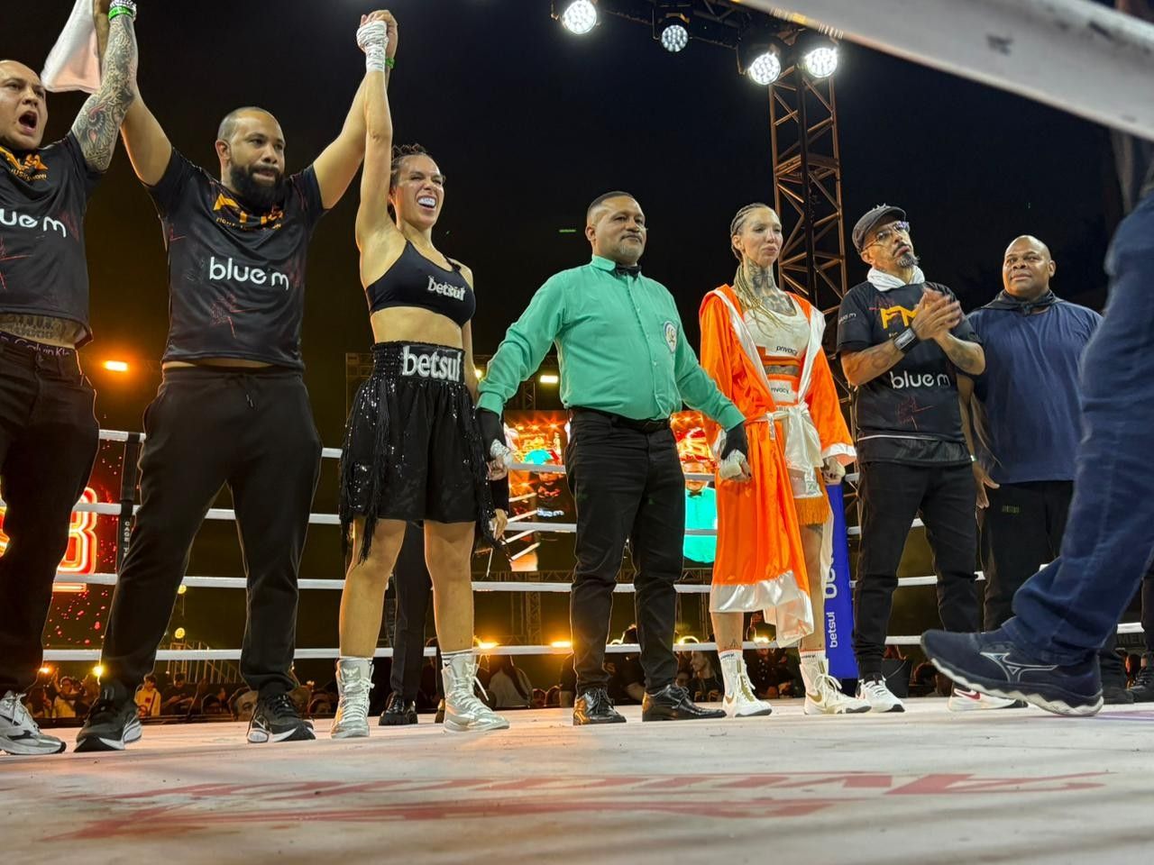 Fernanda Lacerda comemorando no ringue após vitória no FMS 8