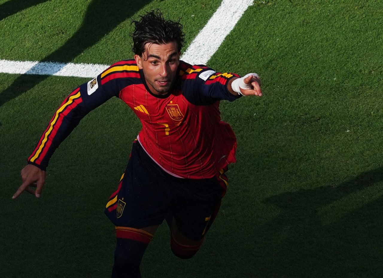 Ferran Torres comemorando gol pela seleção espanhola