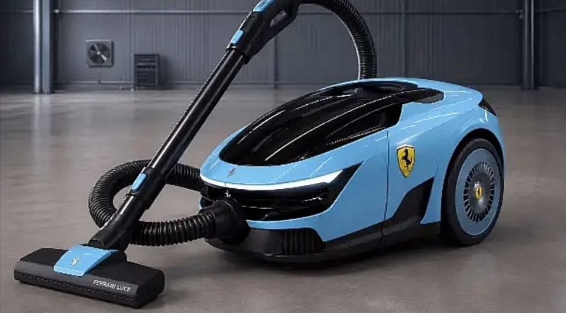 Ferrari Luce estacionada em evento de lançamento com público observando
