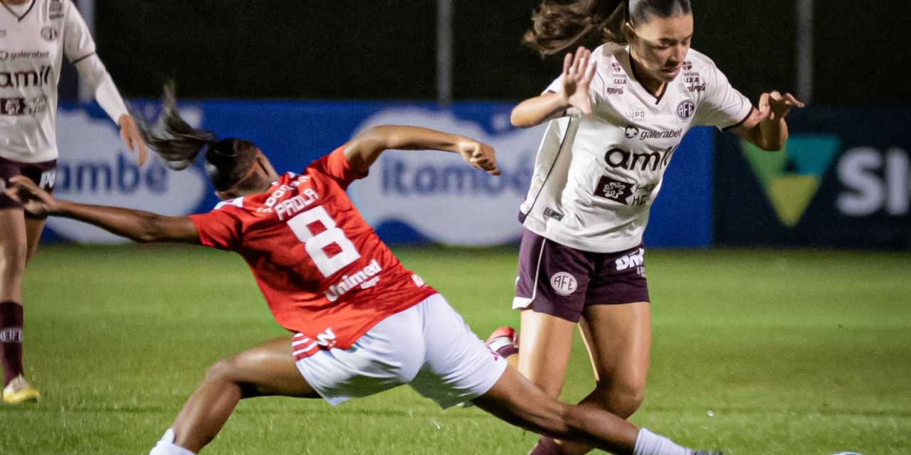 Jogadoras da Ferroviária comemoram gol decisivo contra o Internacional