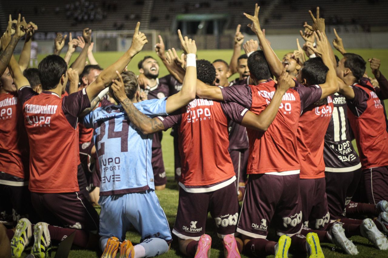 Jogadores da Ferroviária comemorando durante partida da Série A2