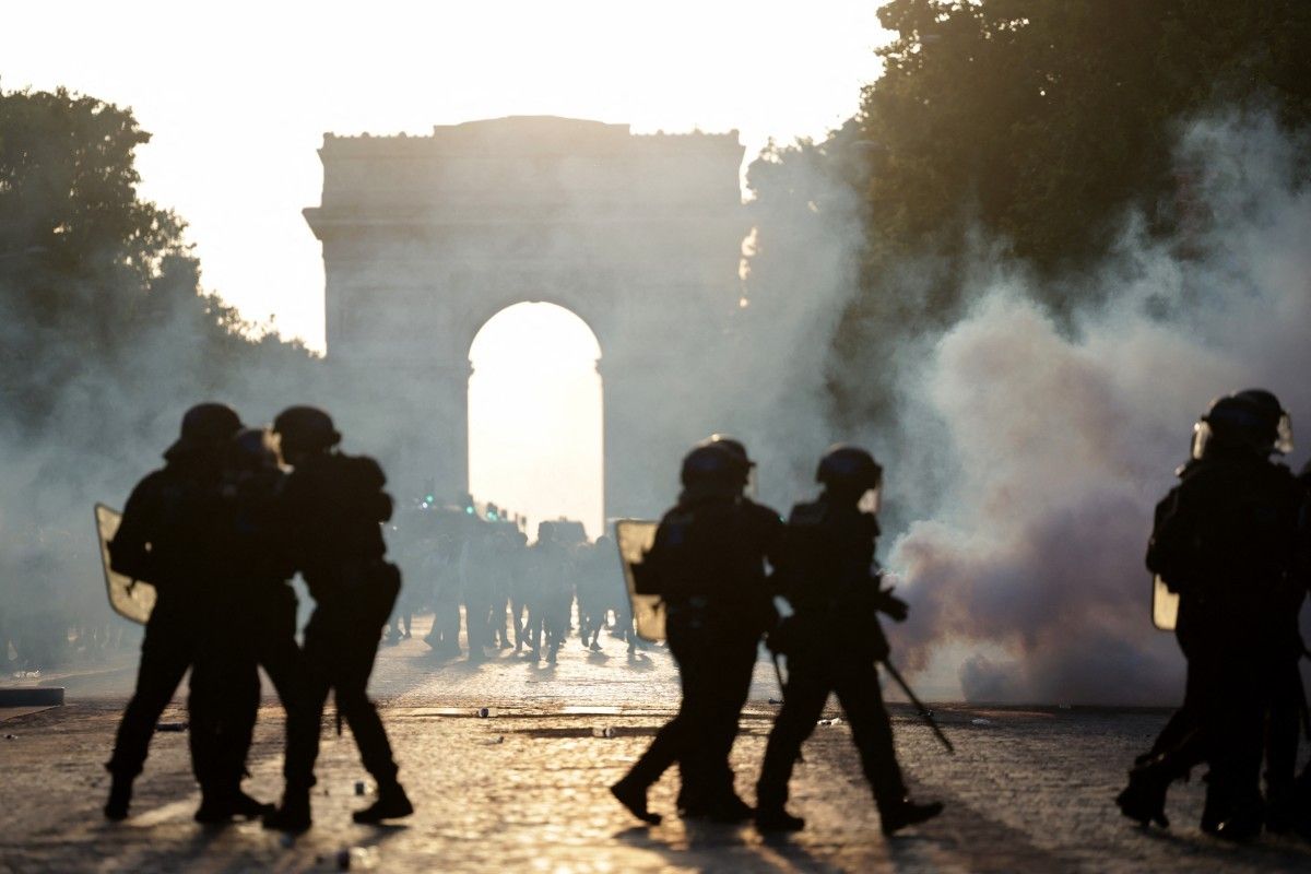 Torcedores do PSG celebram nas ruas de Paris após título da Champions