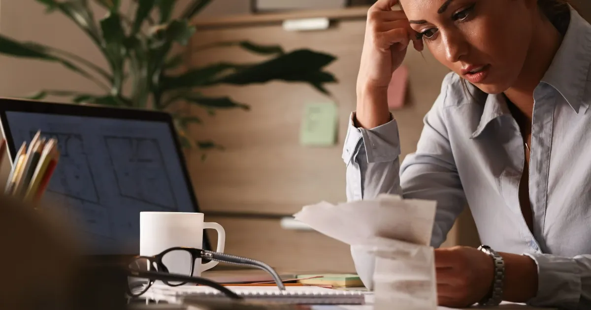 Mão segurando cartão de crédito e carteira com documentos