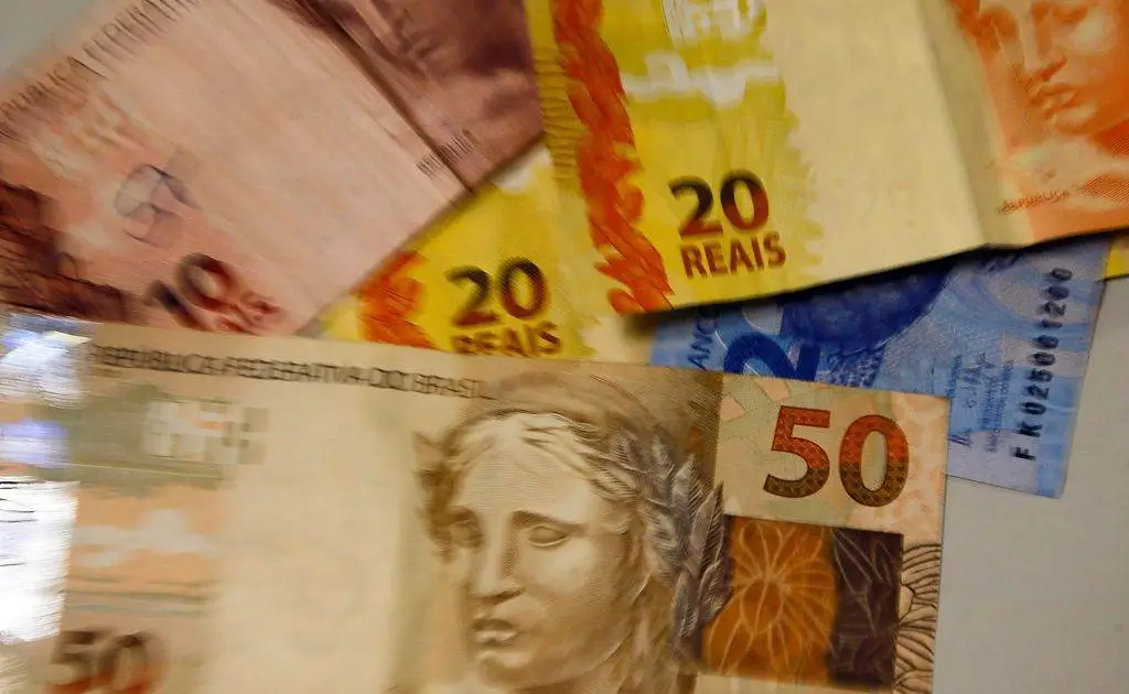 Placa do FGTS em agência bancária